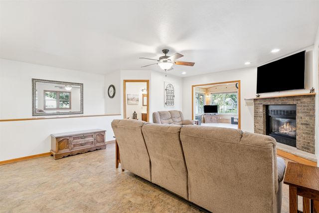 860 Juniper Drive, Waterloo, IA 50702