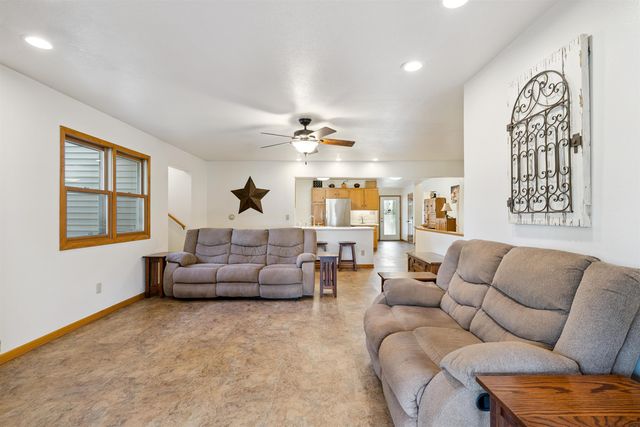 860 Juniper Drive, Waterloo, IA 50702