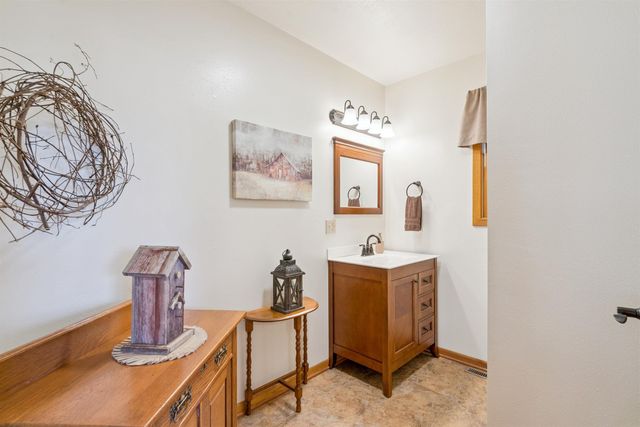 860 Juniper Drive, Waterloo, IA 50702