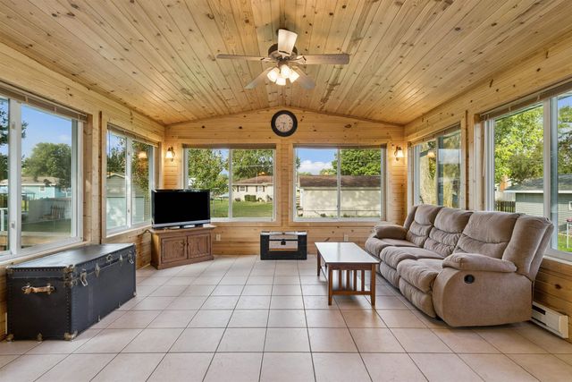 860 Juniper Drive, Waterloo, IA 50702