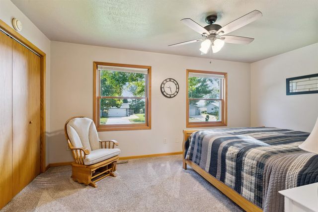 860 Juniper Drive, Waterloo, IA 50702