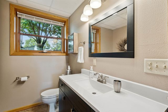 860 Juniper Drive, Waterloo, IA 50702