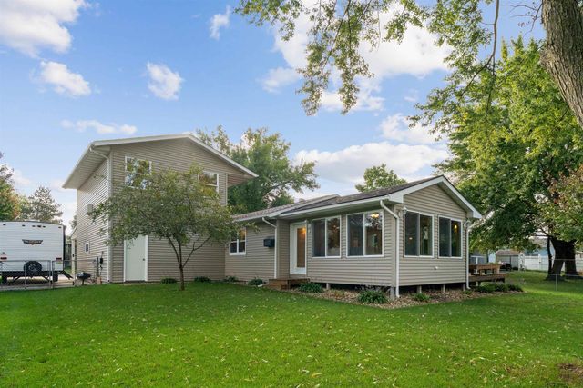 860 Juniper Drive, Waterloo, IA 50702