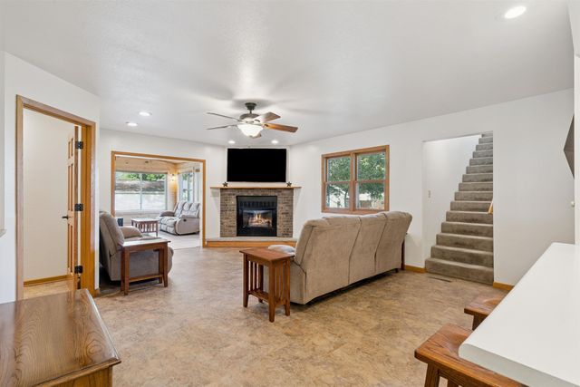 860 Juniper Drive, Waterloo, IA 50702