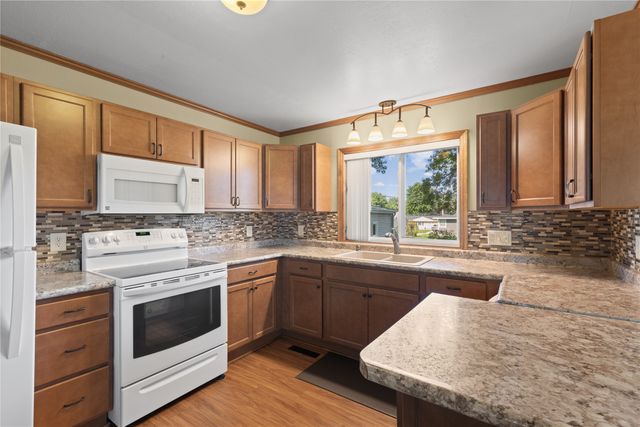8022 Suncrest Drive, Des Moines, IA 50320