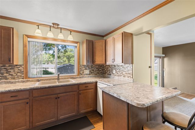 8022 Suncrest Drive, Des Moines, IA 50320