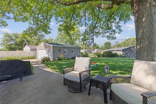 8022 Suncrest Drive, Des Moines, IA 50320