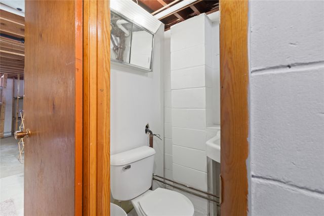 8022 Suncrest Drive, Des Moines, IA 50320