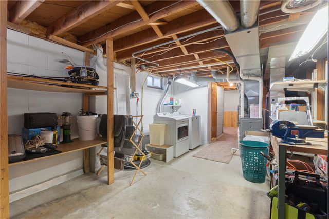 8022 Suncrest Drive, Des Moines, IA 50320