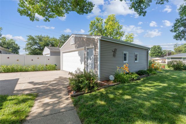 8022 Suncrest Drive, Des Moines, IA 50320