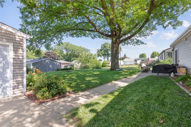 8022 Suncrest Drive, Des Moines, IA 50320