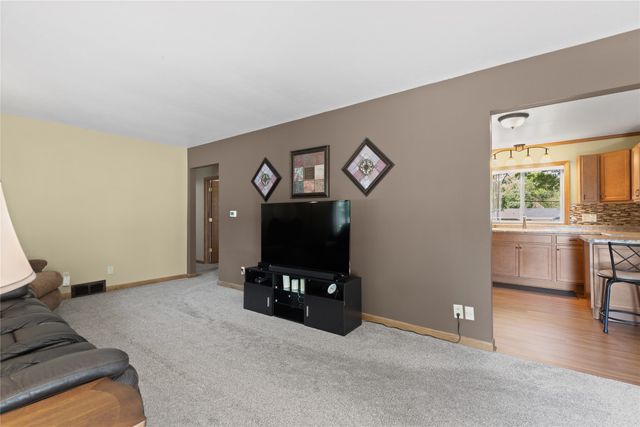 8022 Suncrest Drive, Des Moines, IA 50320