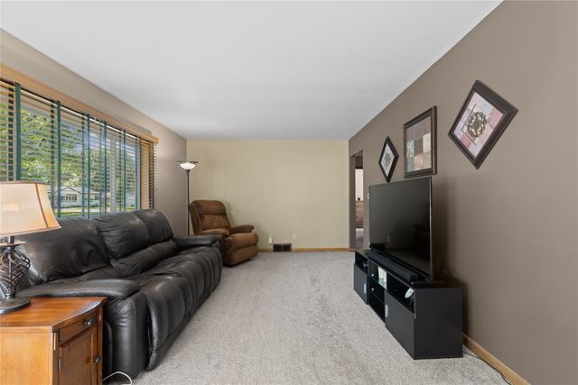 8022 Suncrest Drive, Des Moines, IA 50320