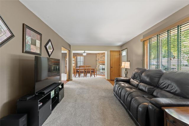 8022 Suncrest Drive, Des Moines, IA 50320