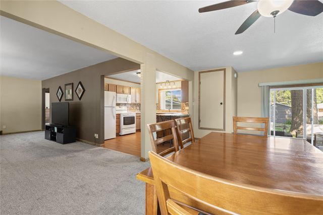 8022 Suncrest Drive, Des Moines, IA 50320