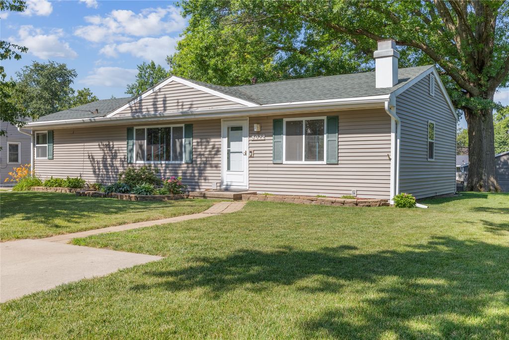 8022 Suncrest Drive, Des Moines, IA 50320