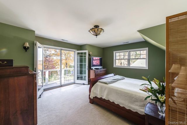 5 Point Place, Hyde Park, NY 12538