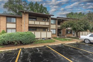 2 Fairways Circle G, St Charles, MO 63303