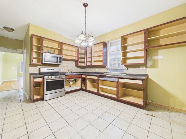 6940 S Bishop Street, Chicago, IL 60636