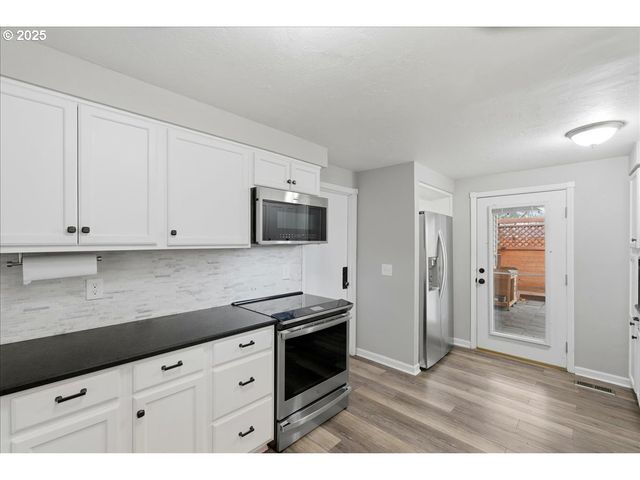 1371 Ne BARNES Ct, Gresham, OR 97030