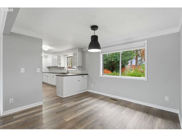 1371 Ne BARNES Ct, Gresham, OR 97030