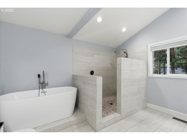 1371 Ne BARNES Ct, Gresham, OR 97030