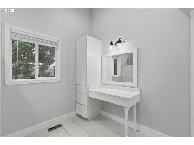 1371 Ne BARNES Ct, Gresham, OR 97030