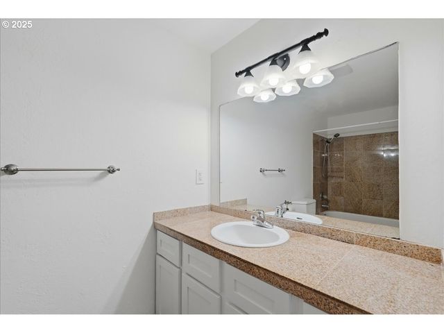 1371 Ne BARNES Ct, Gresham, OR 97030