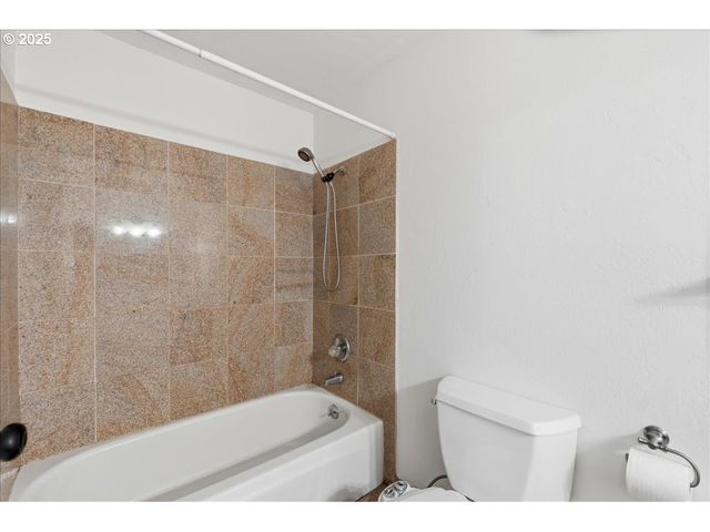 1371 Ne BARNES Ct, Gresham, OR 97030