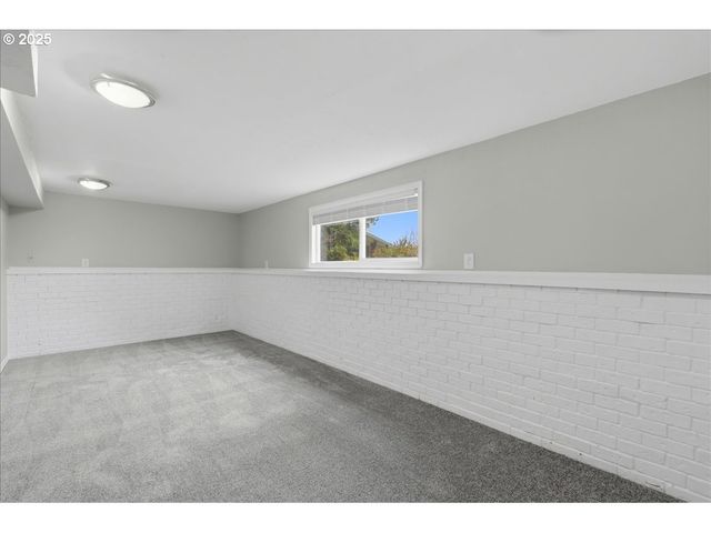 1371 Ne BARNES Ct, Gresham, OR 97030