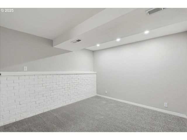 1371 Ne BARNES Ct, Gresham, OR 97030