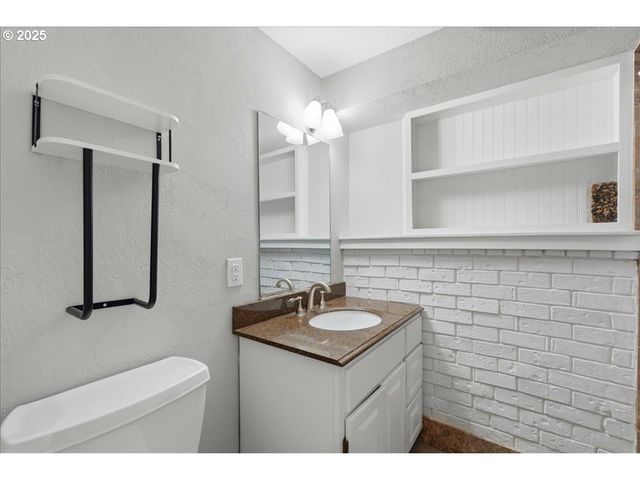 1371 Ne BARNES Ct, Gresham, OR 97030