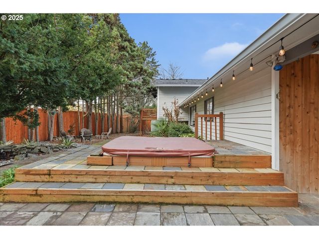 1371 Ne BARNES Ct, Gresham, OR 97030