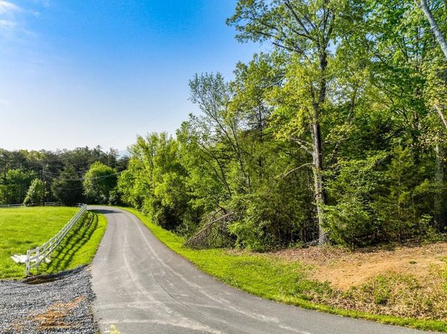 1140 Crestview Drive, Pigeon Forge, TN 37863