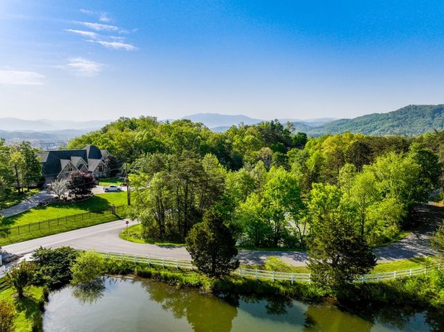 1140 Crestview Drive, Pigeon Forge, TN 37863