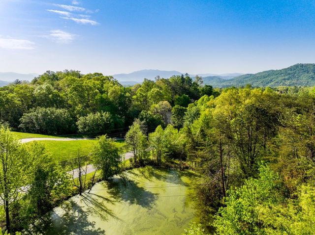 1140 Crestview Drive, Pigeon Forge, TN 37863
