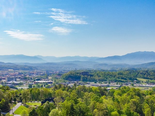 1140 Crestview Drive, Pigeon Forge, TN 37863