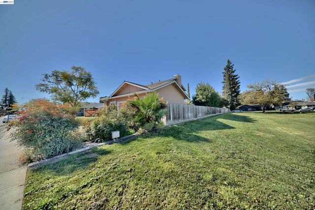 1425 Forest Dr, Turlock, CA 95380