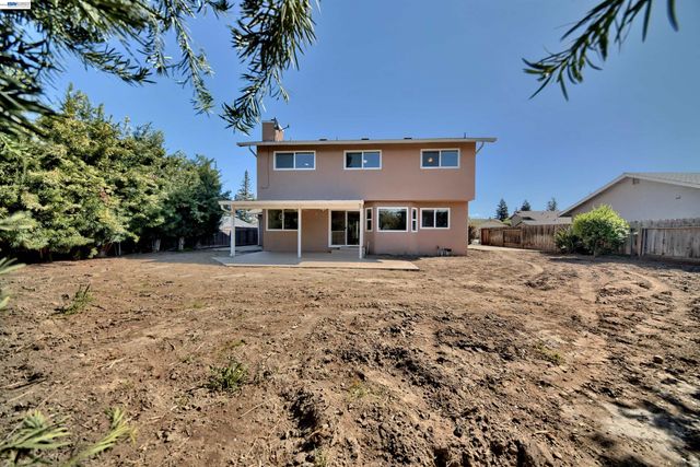1425 Forest Dr, Turlock, CA 95380