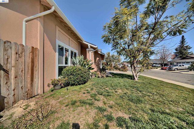 1425 Forest Dr, Turlock, CA 95380