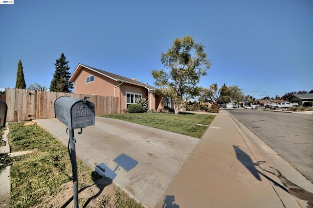 1425 Forest Dr, Turlock, CA 95380