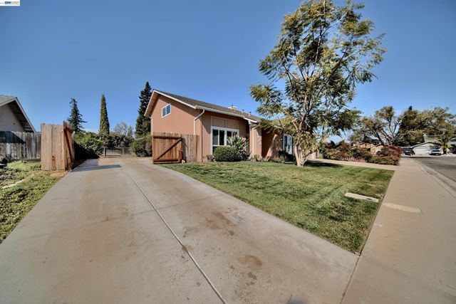 1425 Forest Dr, Turlock, CA 95380