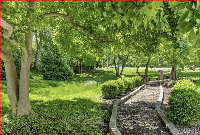 8907 Wrenwood Lane, Brentwood, MO 63144