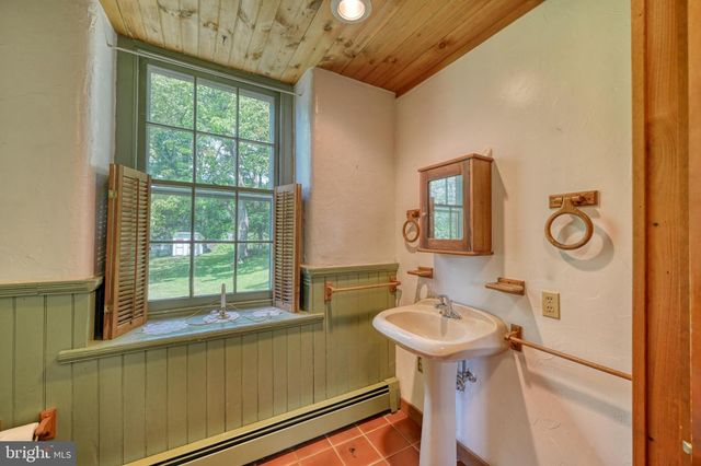 3 MILL RD, Oley, PA 19547