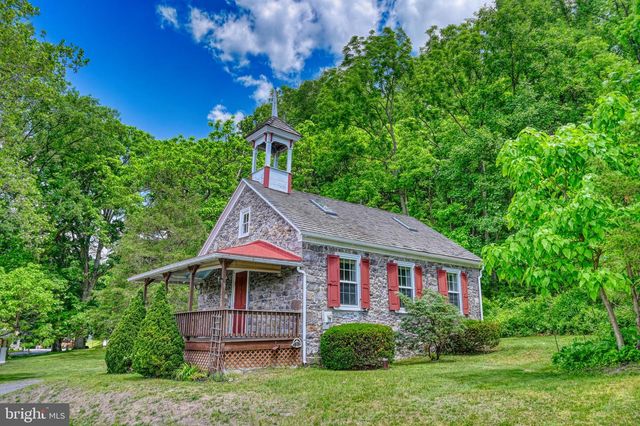 3 MILL RD, Oley, PA 19547