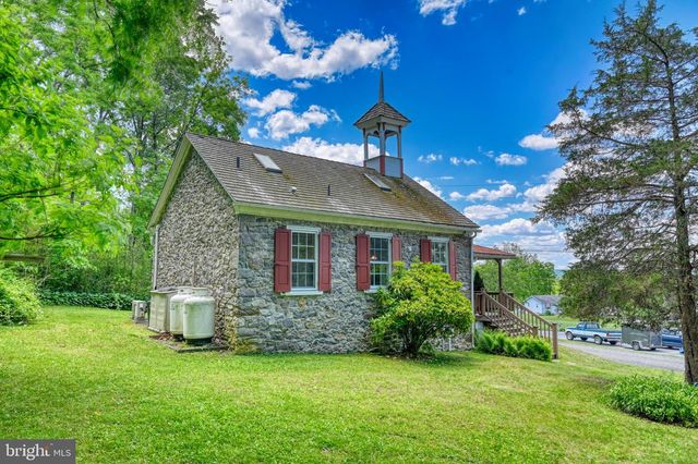 3 MILL RD, Oley, PA 19547