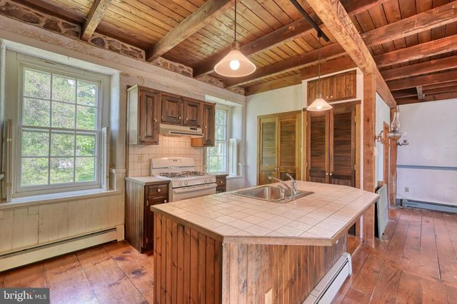 3 MILL RD, Oley, PA 19547