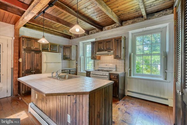 3 MILL RD, Oley, PA 19547