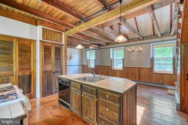 3 MILL RD, Oley, PA 19547