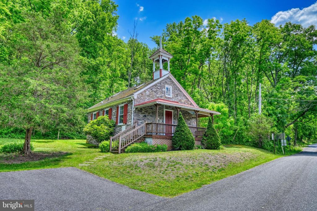 3 MILL RD, Oley, PA 19547